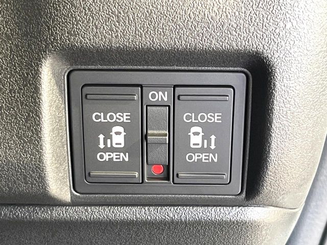 【両側パワースライドドア】スマートキーや運転席のスイッチで後席両側スライドドアの開閉が可能♪電動だから力を入れてドアを開ける必要が無く、小さなお子様でも簡単に開け閉めでき快適です♪