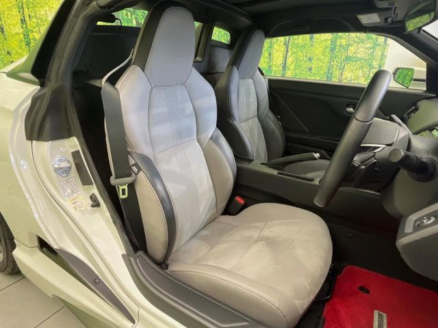 【ハーフレザーシート】高級感と座り心地を両立した人気のシート♪背面・座面はスエード調となっており、肌触りや滑りにくさに優れています。気温や服装に左右されず快適にお乗りいただけます。