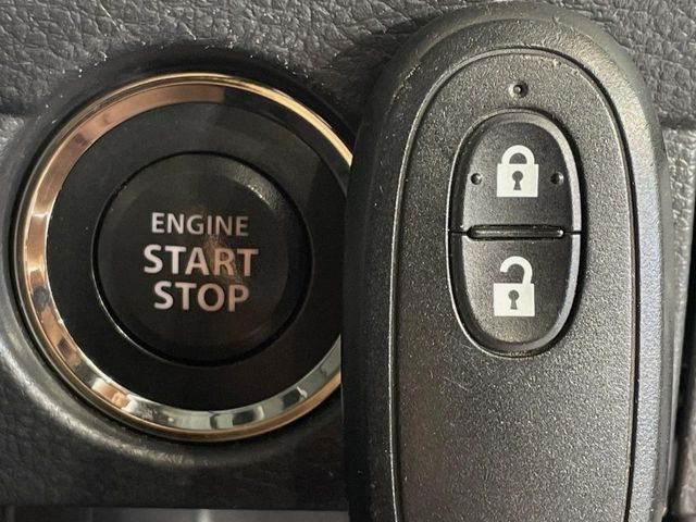 【キーレススタートシステム】カバンやポケットに入れたままでもドアの施錠・解錠が可能なスマートキーを装備。エンジンのオン・オフ時もカギを取り出す必要が無いからとっても便利です♪