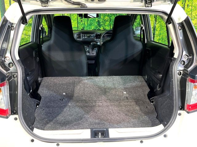 ���i�̂���������ʋ΁A���}���ɏ\���ȉ׎��X�y�[�X���m�ۂ��Ă���܂��B�Z�J���h�V�[�g��|���ƁA�傫�ȉו��̐ύڂ��\�ł���