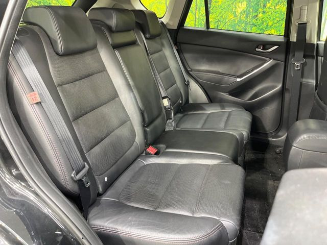 後部座席も気になるようなキズ・汚れやへたり等、大きなダメージはなく、良好な状態です。