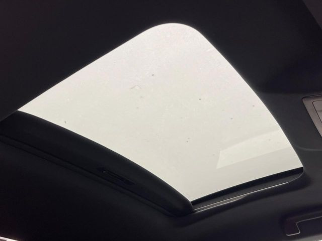 【サンルーフ】開放感たっぷりの希少装備、サンルーフが装着されています!車内に明かりを取り入れたり景色を楽しむ以外にも、車内の空気も簡単に換気できて快適です!