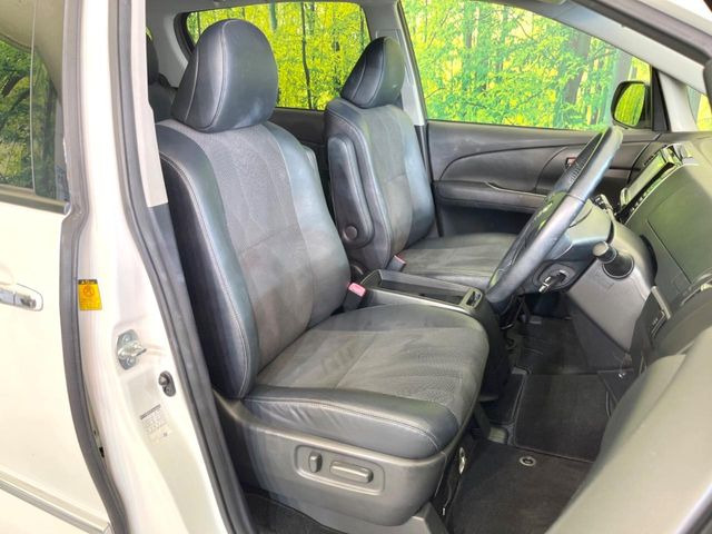 【ハーフレザーシート】高級感と座り心地を両立した人気のシート♪背面・座面のファブリック素材は、通気性の良さや滑りにくさに優れています。気温や服装に左右されず快適にお乗りいただけます。