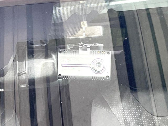 【ドライブレコーダー】安心・安全なカーライフに必須のドライブレコーダーを装備!走行中はもちろん、あおり運転や事故に遭遇した際の状況も映像で記録し、万一のリスクに備えます。