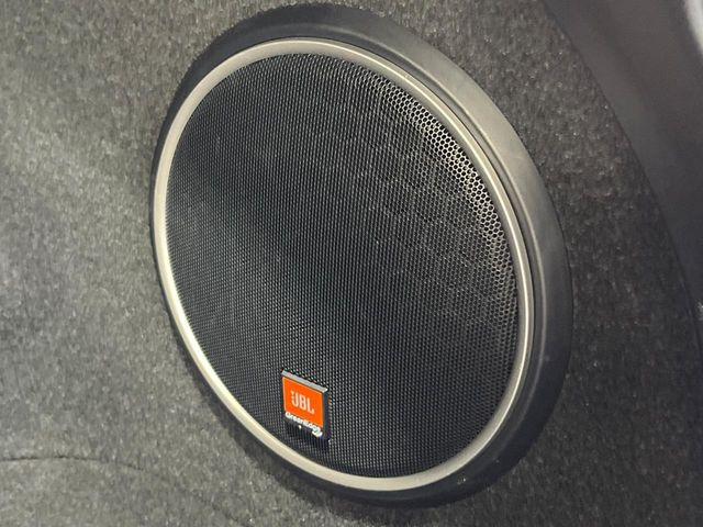 【JBLサウンドシステム】メーカーオプションの高品位サウンドシステムを搭載。専用のチューニングが施された大小様々なスピーカーから良質なサウンドが奏でられ、臨場感あふれる音響空間を演出します。