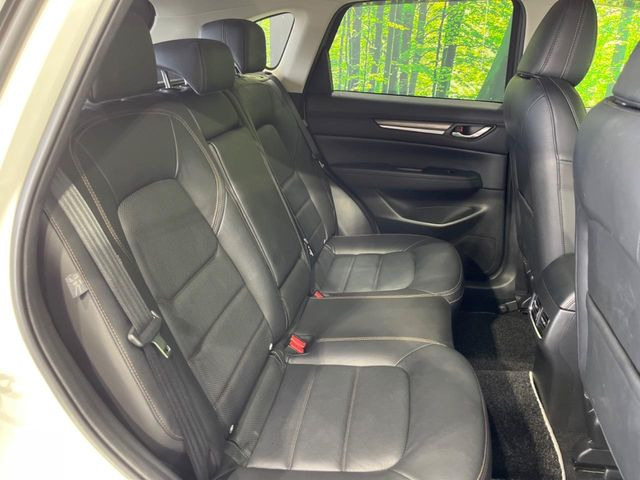 【黒革シート】上質な本革を使用し、高級感あふれる黒革シート。常に体に触れる部分だから、座り心地の良さにはこだわりたいですね♪汚れの付着や劣化を抑制する内装コーティング施工もおススメですよ♪