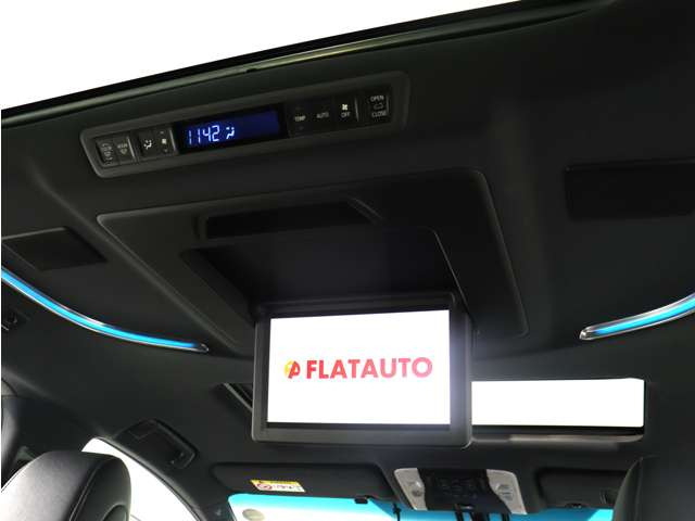 【電動後席モニター】JBLサウンド専用!電動開閉後席フリップダウンモニターです。5.1chサウンド対応、17スピーカーの専用音響システムとなり、人気の装備になります。