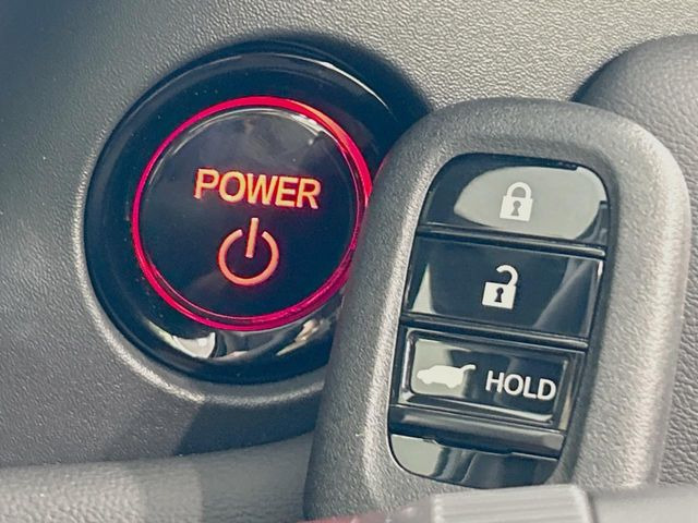 �yHonda�X�}�[�g�L�[�z�J�o����|�P�b�g�ɓ��ꂽ�܂܂ł��h�A�̎{���E�������\�ȃX�}�[�g�L�[�𑕔��B�G���W���̃I���E�I�t�����J�M�����o���K�v����������Ƃ��Ă��֗��ł���