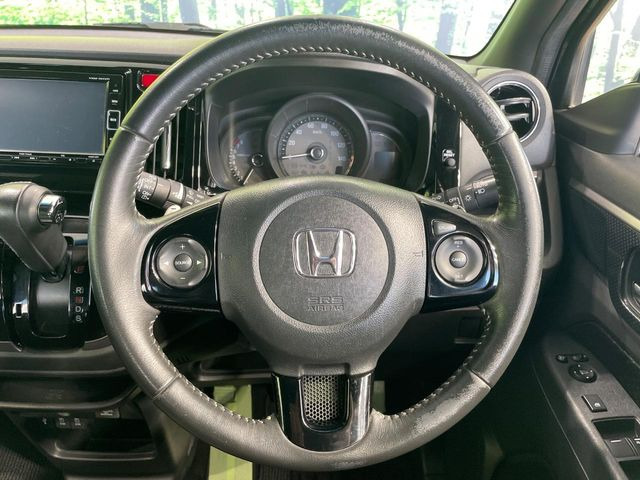 インテリアに合わせたデザインのステアリングは、運転される方のことも考え、運転しやすい形状、大きさです。是非一度、実際に触ってお確かめください。