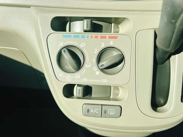 必需品のエアコン付き♪温度調節も簡単操作となっております!