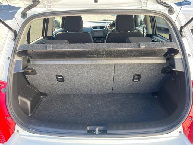 ���i�̂���������ʋ΁A���}���ɏ\���ȉ׎��X�y�[�X���m�ۂ��Ă���܂��B�Z�J���h�V�[�g��|���ƁA�傫�ȉו��̐ύڂ��\�ł���