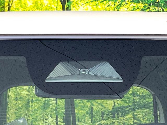 【ホンダセンシング】走行中に前方の車両等を認識し、衝突しそうな時は警報とブレーキで衝突回避と被害軽減をアシスト。より安全にドライブをお楽しみいただけます。