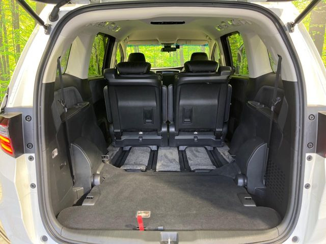 後席を格納すると、これだけの広さが!シーンに合わせたシートアレンジで、大きな荷物も積むことが出来ます♪