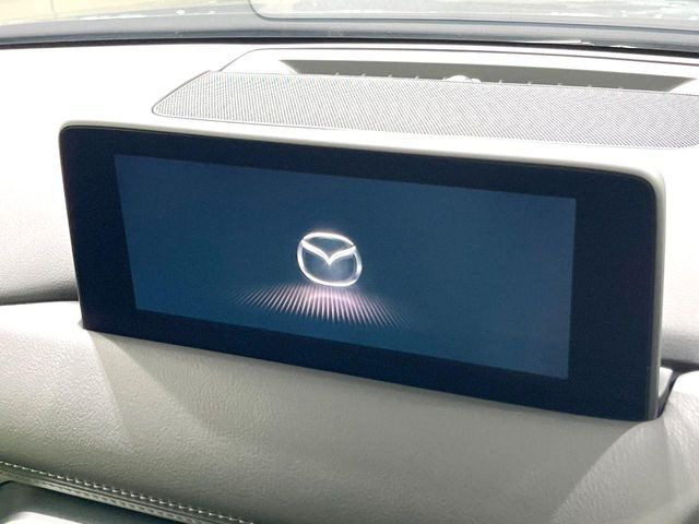 【8.8インチマツダコネクト】車内の雰囲気にマッチした大型のディスプレイ。スマホ接続でのナビ使用やBluetooth再生等、様々な機能が楽しめます。直感的なダイヤル操作が可能で、使い勝手も良好です。