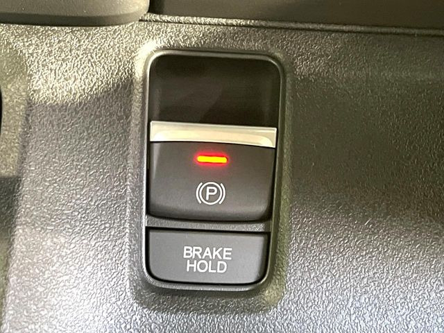 【オートブレーキホールド】信号待ちや渋滞で停車時にブレーキから足を離しても、停止状態を保持してくれます。前進するときはアクセルを踏めば自動で解除されるので安心♪街乗り運転が楽になります♪
