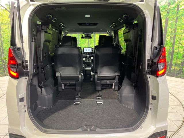 後席を格納すると、これだけの広さが!シーンに合わせたシートアレンジで、大きな荷物も積むことが出来ます♪
