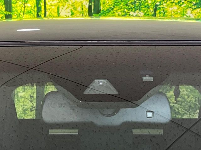 【プリクラッシュセーフティ】前方の車両等を検知し、衝突しそうな時は警報で注意を促し、ブレーキを踏む力をサポート。ブレーキを踏めなかった場合は衝突被害軽減ブレーキが作動、衝突回避をサポートします。