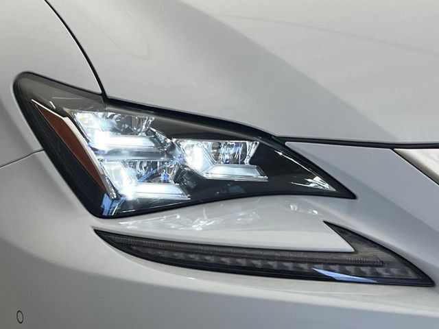 【三眼LEDヘッドライト】スタイリッシュな見た目の三眼LEDヘッドライトを装備♪スタイルだけでなく、夜間の走行も視界良好で安心してお乗りいただけます。