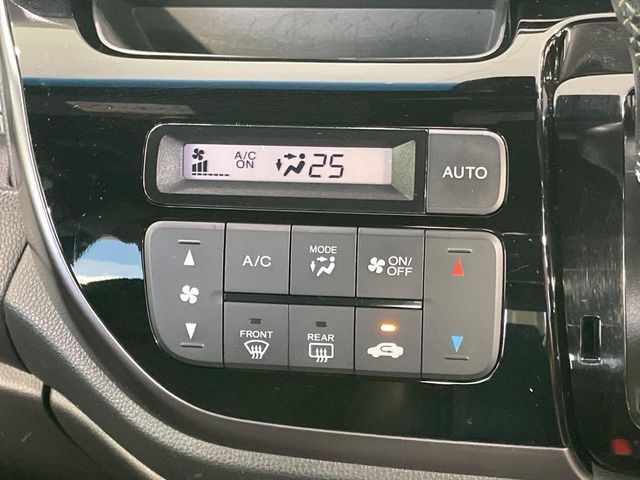 【オートエアコン】一度お好みの温度に設定すれば、車内の温度を検知し風量や温度を自動で調整。暑い…寒い…と何度もスイッチ操作をする必要はありません。快適な車内空間には必須の機能ですね♪