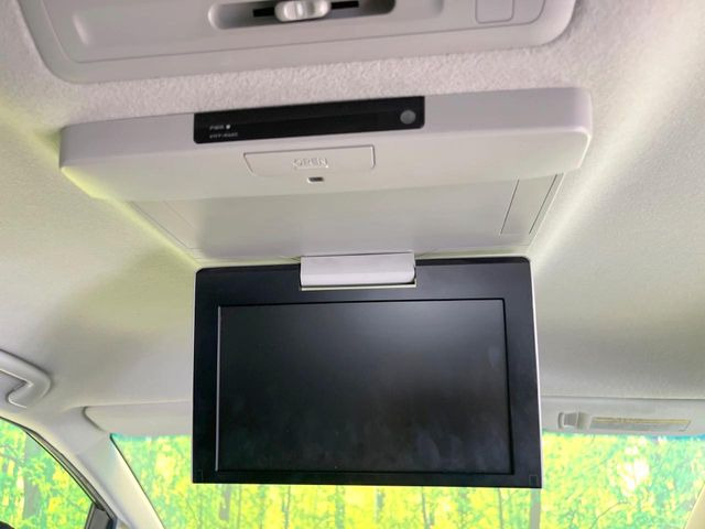 【フリップダウンモニター】大画面モニターで後席でもエンタメをお楽しみいただけます。小さなお子様にも大人気の装備です♪