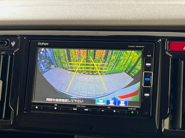 【バックカメラ】駐車時に後方がリアルタイム映像で確認できます。大型商業施設や立体駐車場での駐車時や、夜間のバック時に大活躍!運転スキルに関わらず、今や必須となった装備のひとつです!