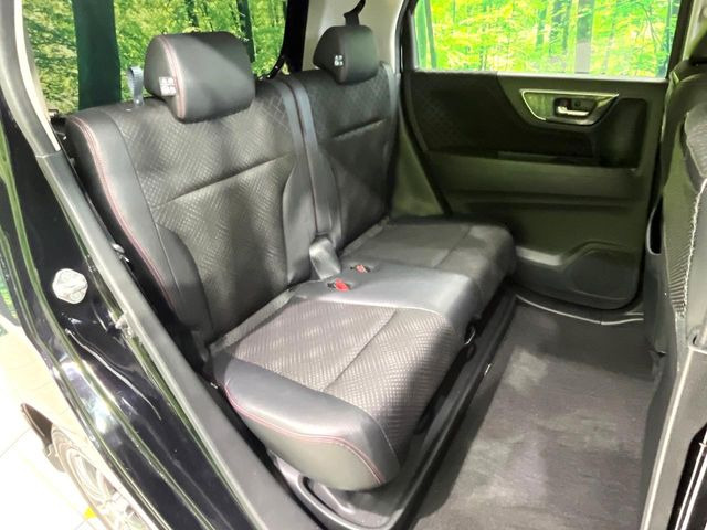 後部座席も気になるようなキズ・汚れやへたり等、大きなダメージはなく、良好な状態です。