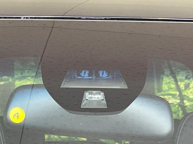 【シティブレーキアクティブシステム】低速走行中に前方の車両等を認識し、衝突しそうな時は警報とブレーキで衝突回避と被害軽減をアシスト。より安全にドライブをお楽しみいただけます。