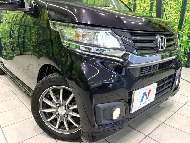 【HIDヘッドライト】非常に明るく前方を照らしてくれるので、悪天候や夜間の走行時も視界良好で安心してお乗りいただけます。