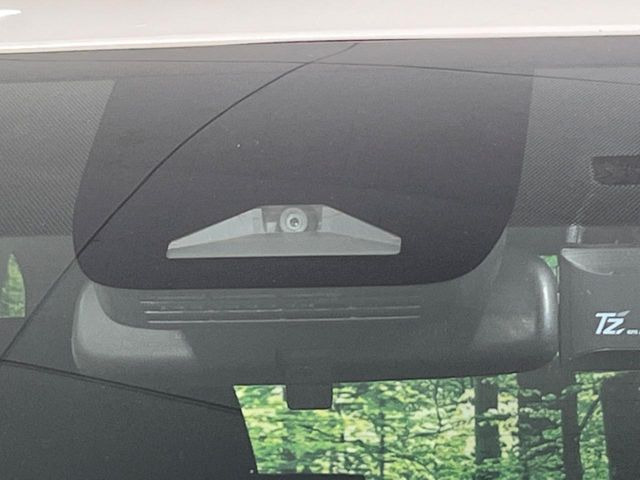 【トヨタセーフティセンス】走行中に前方の車両等を認識し、衝突しそうな時は警報とブレーキで衝突回避と被害軽減をアシスト。より安全にドライブをお楽しみいただけます。