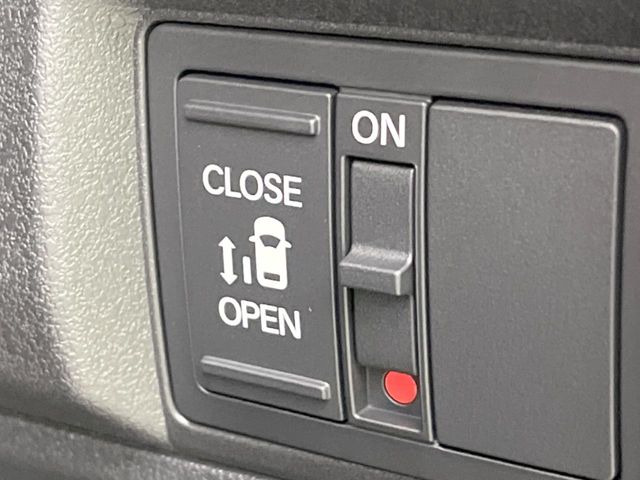 【パワースライドドア】スマートキーや運転席のスイッチでスライドドアの開閉が可能♪電動だから力を入れてドアを開ける必要が無く、小さいお子様でも、重い荷物を持っている時もラクに開け閉めできます♪