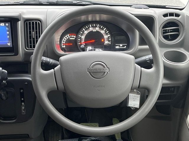 �C���e���A�ɍ��킹���f�U�C���̃X�e�A�����O�́A�^�]�������̂��Ƃ��l���A�^�]���₷���`��A�傫���ł��B�����x�A���ۂɐG���Ă��m���߂��������B