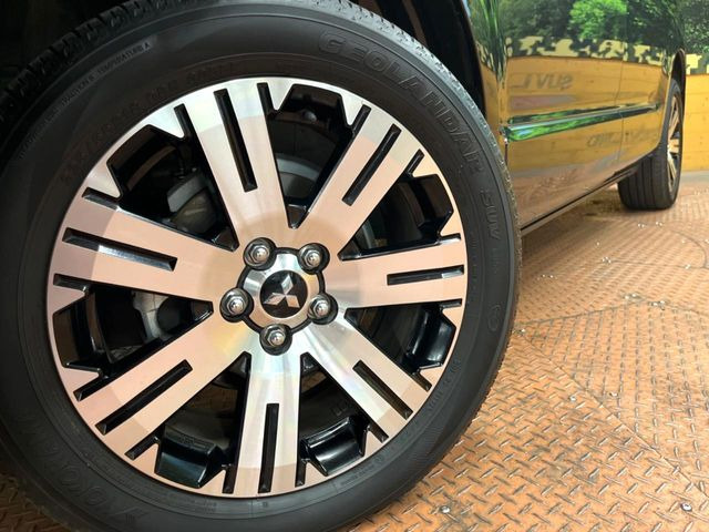 【純正18インチアルミホイール】外観にマッチした純正アルミホイールを装着しております。各種社外アルミホイールや、スタッドレスタイヤも取扱いしております。是非ご相談ください♪