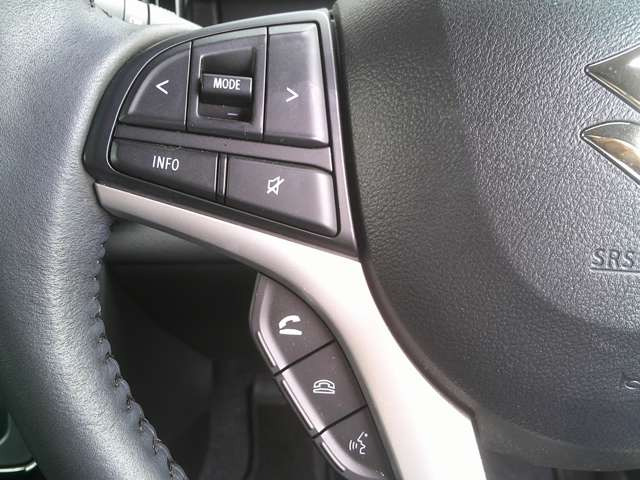 運転中でも手を離さずにオーディオの操作ができる『ステアリングスイッチ』機能があります!