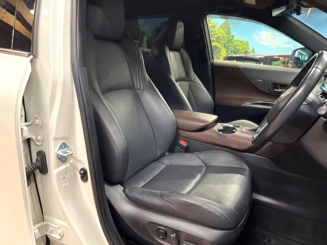 【黒革シート】上質な本革を使用し、高級感あふれる黒革シート。常に体に触れる部分だから、座り心地の良さにはこだわりたいですね♪汚れの付着や劣化を抑制する内装コーティング施工もおススメですよ♪