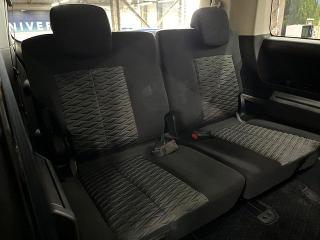 3列目シートはもちろん状態良好☆大人でもゆったりと座って頂けますので、大人数でのお出かけもラクラクです♪ご家族で、気の知れた仲間で、ドライブに行くのが楽しみですね♪