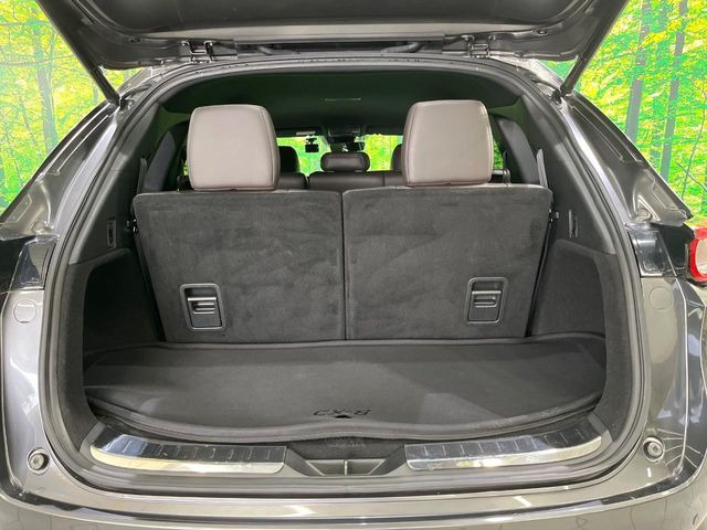 普段のお買い物や通勤、送迎等に十分な荷室スペースを確保しております。サードシートを倒すと、大きな荷物の積載も可能です♪