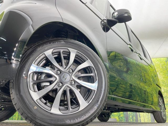 【純正アルミホイール】外観にマッチした純正アルミホイールを装着しております。各種社外アルミホイールや、スタッドレスタイヤも取扱いしております。是非ご相談ください♪