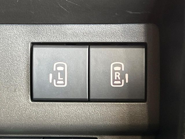 【両側パワースライドドア】スマートキーや運転席のスイッチで後席両側スライドドアの開閉が可能♪電動だから力を入れてドアを開ける必要が無く、小さなお子様でも簡単に開け閉めでき快適です♪