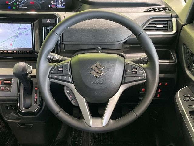 インテリアに合わせたデザインのステアリングは、運転される方のことも考え、運転しやすい形状、大きさです。是非一度、実際に触ってお確かめください。