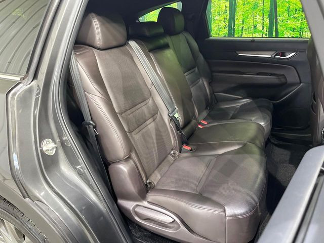 広々とした2列目シートは居住性が高く、居心地も快適!友達や家族とのお出かけにぴったりです。ベビーシートやチャイルドシート使用時も快適にお過ごしいただける十分な空間を確保しています。