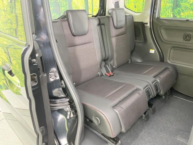 後部座席も気になるようなキズ・汚れやへたり等、大きなダメージはなく、良好な状態です。