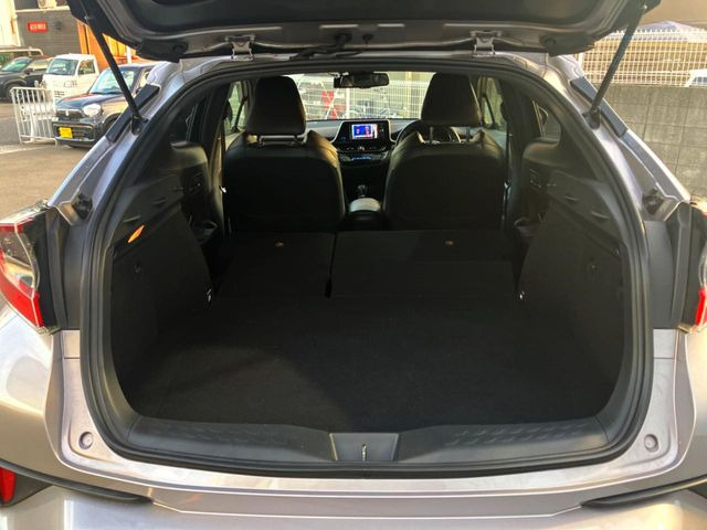 ���i�̂���������ʋ΁A���}���ɏ\���ȉ׎��X�y�[�X���m�ۂ��Ă���܂��B�Z�J���h�V�[�g��|���ƁA�傫�ȉו��̐ύڂ��\�ł���