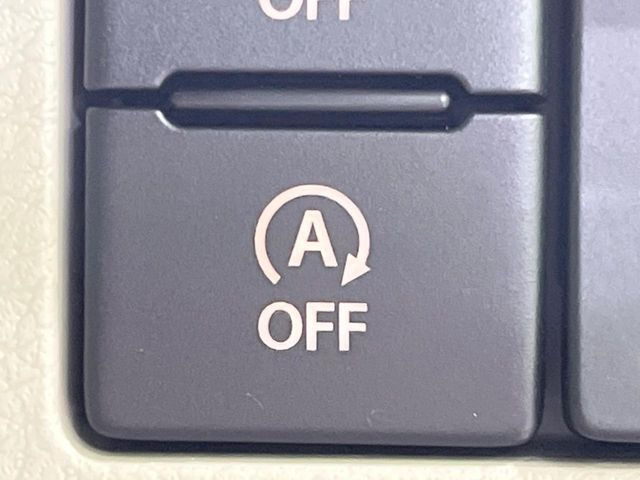 【アイドリングストップ】赤信号や渋滞で停車した際にエンジンを停止し、無駄な燃料の消費を抑えます。燃費向上や環境保護につなげる機能♪エンジンはブレーキを離せば再始動します。