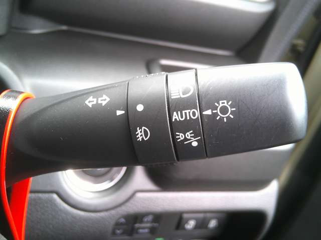 ★オートライト&ハイビームアシスト★周囲の明るさを感知して自動でライト点灯してくれトンネルなどで便利です。さらに!対向車などを感知してハイ⇔ローも自動で切り替えてくれます。