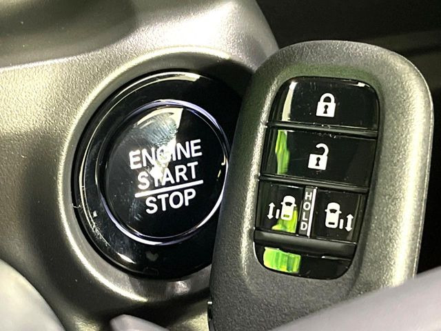 【Hondaスマートキー】カバンやポケットに入れたままでもドアの施錠・解錠が可能なスマートキーを装備。エンジンのオン・オフ時もカギを取り出す必要が無いからとっても便利です♪