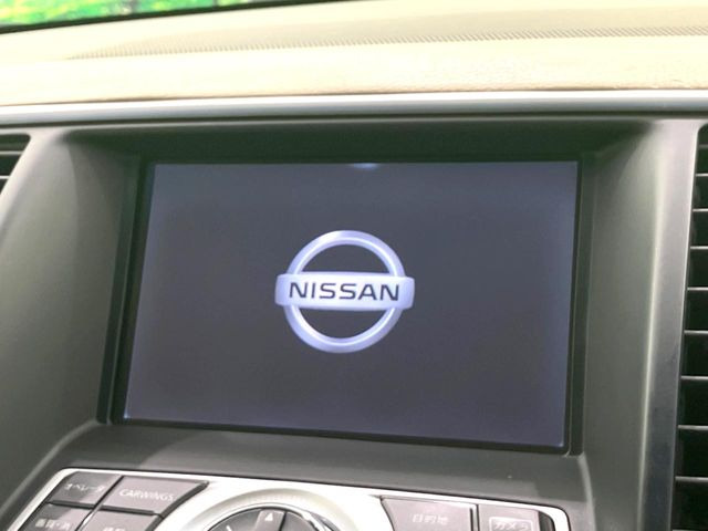 【メーカー純正ナビ】インテリアに溶け込むスタイリッシュな「専用設計」メーカーナビを装備♪視認性や操作性など基本性能にも優れ、より上質なカーライフをお楽しみいただけます。