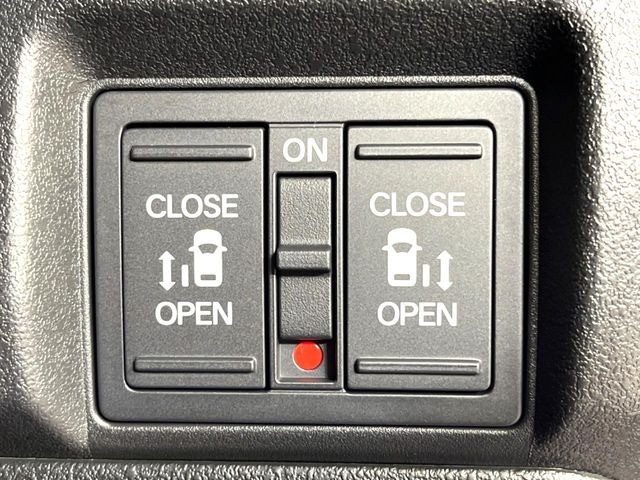 【両側パワースライドドア】スマートキーや運転席のスイッチで後席両側スライドドアの開閉が可能♪電動だから力を入れてドアを開ける必要が無く、小さなお子様でも簡単に開け閉めでき快適です♪