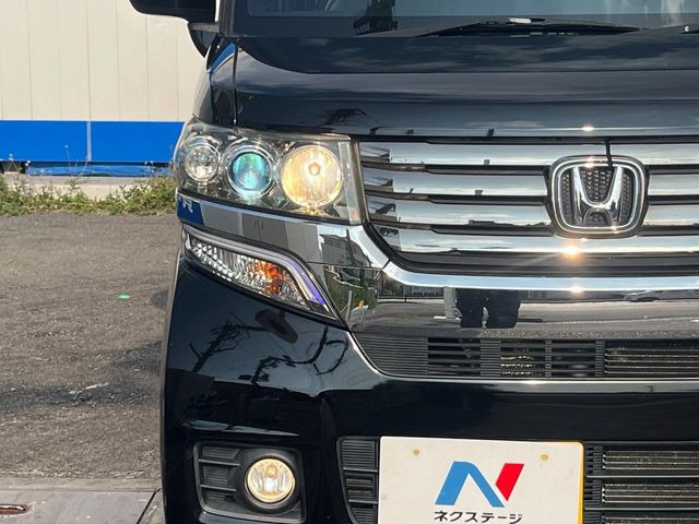 【HIDヘッドライト】非常に明るく前方を照らしてくれるので、悪天候や夜間の走行時も視界良好で安心してお乗りいただけます。