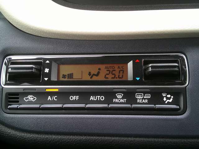 ★フルオートエアコン★エコクール!信号待などアイドリングストップ中でも冷たい風をキープ★エアコンの使用で凍る蓄冷材を空調ユニットに内蔵!低燃費にも大きく貢献してます★