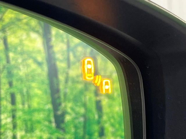 【ブラインドスポットモニタリング】走行中、ドアミラーの死角になりやすい箇所に後続車が接近するとサイドミラー付近に警告を表示、ドライバーに注意喚起をしてくれます。